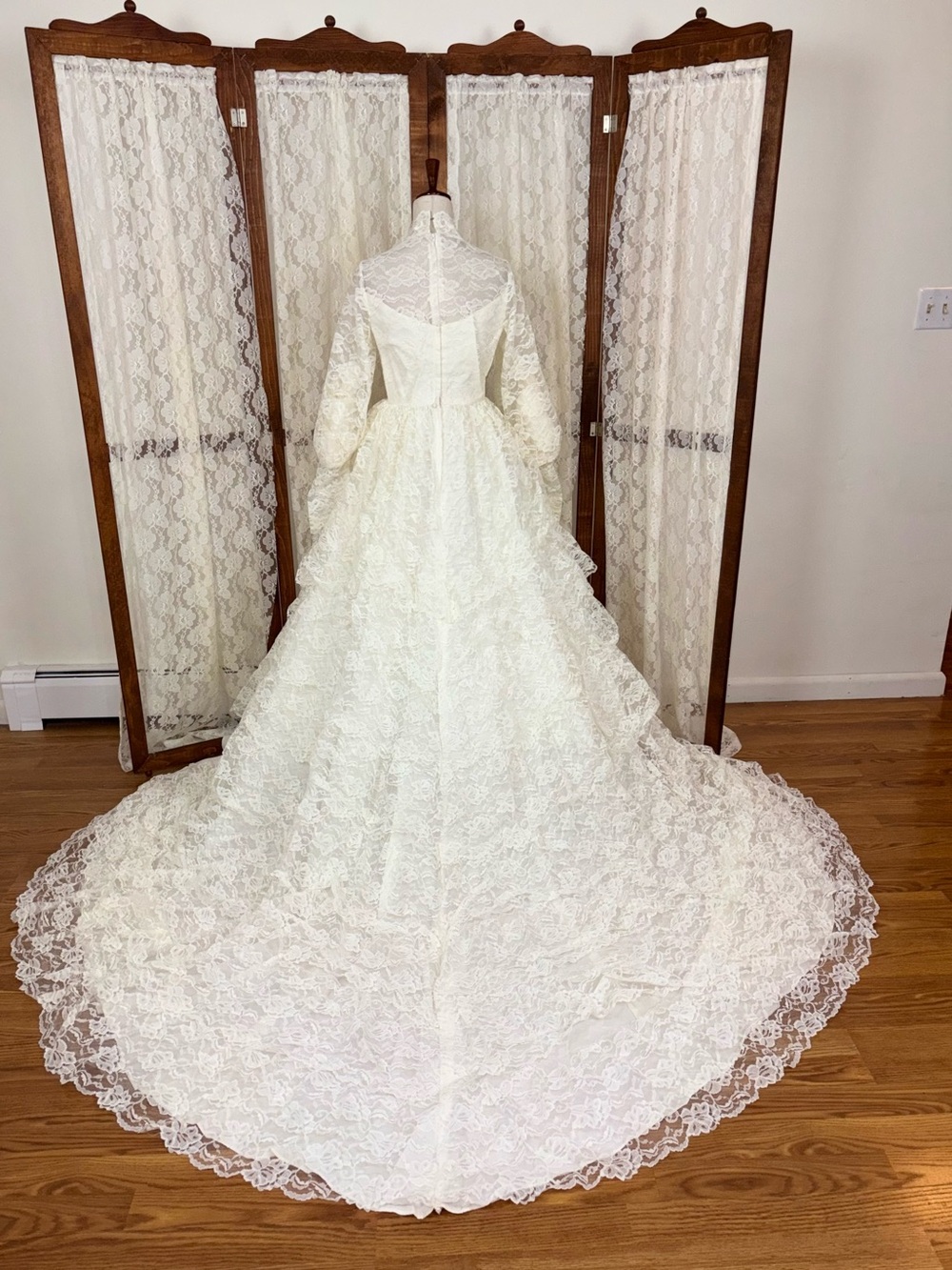 Spectacular Vintage 1950s Tiered Lace Wedding Gown - Picture 5 of 6